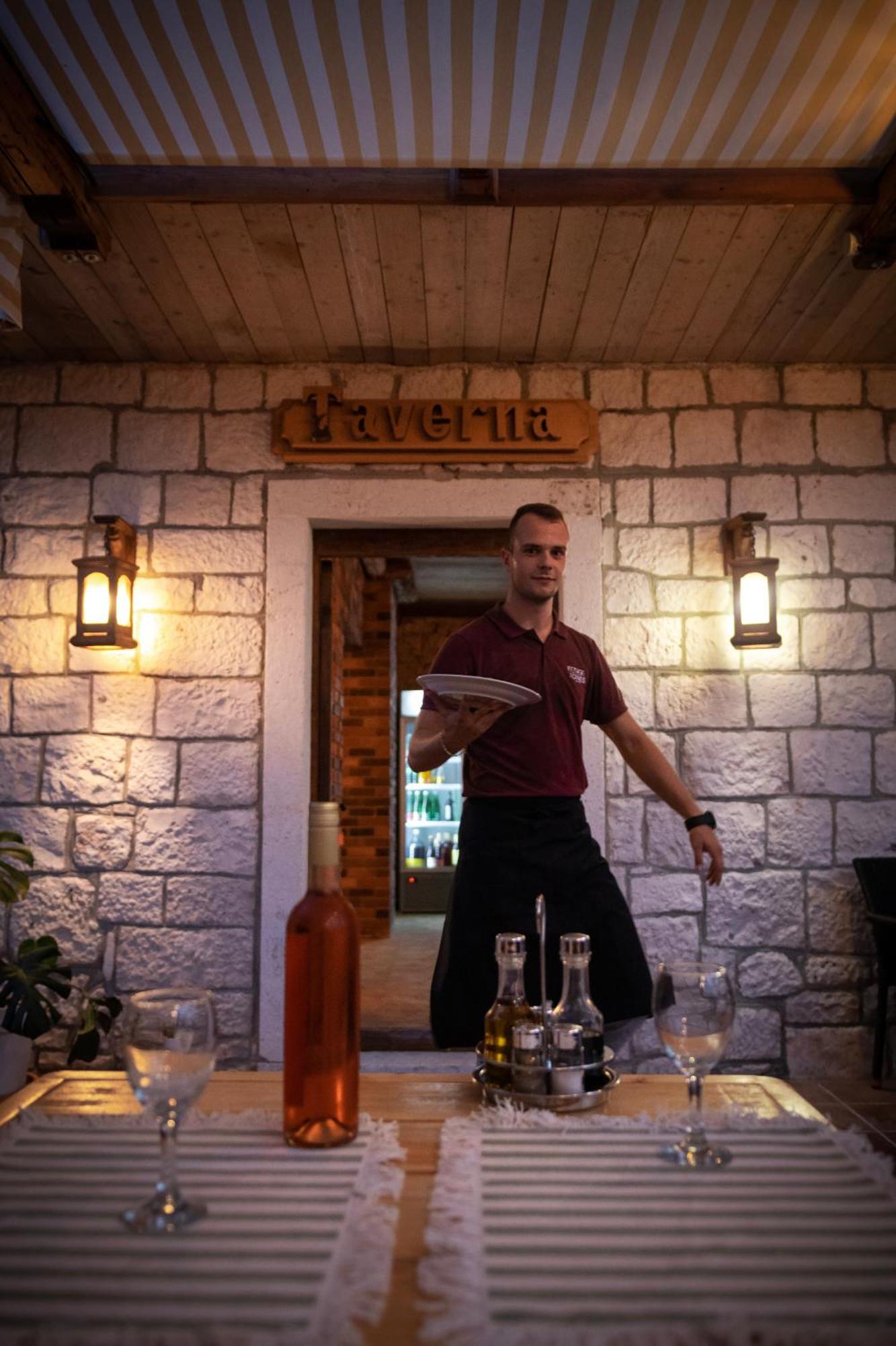 Taverna & Rooms Sutivan Exterior photo
