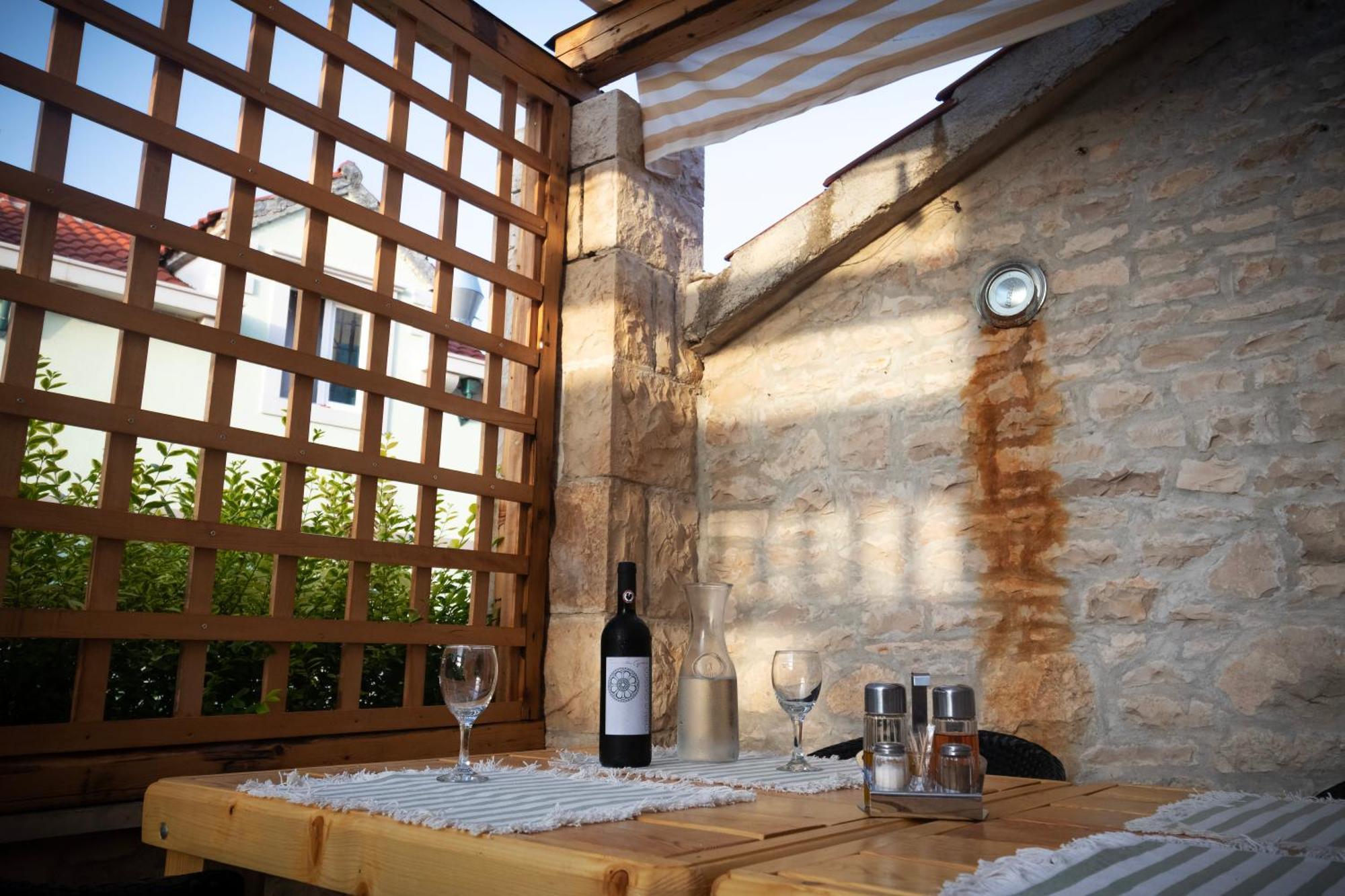 Taverna & Rooms Sutivan Exterior photo